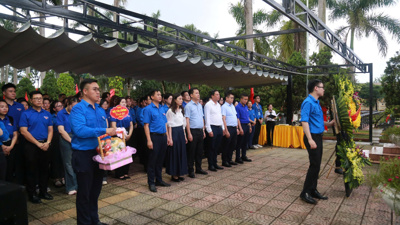 Đoàn cán bộ, thanh niên Bộ Tài chính dâng hương tri ân, tưởng niệm các anh hùng liệt sỹ