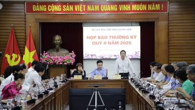 Nghệ sĩ vi phạm vẫn lên sóng: Khoảng trống pháp lý cần lấp đầy!