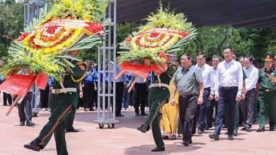 Thủ tướng Chính phủ dâng hương viếng các Anh hùng liệt sĩ tại Quảng Trị