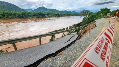 Vẫn còn hàng trăm vị trí sạt lở gây ách tắc đường bộ tại tâm điểm Nghệ An
