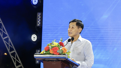 Ông Johnathan Hạnh Nguyễn đồng hành cùng 1.050 học sinh khó khăn Khánh Hòa
