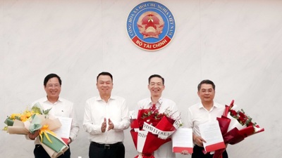 Bộ Tài bongdaso com tv công bố và trao 3 quyết định điều động, bổ nhiệm nhân sự