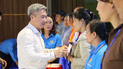 Kỷ niệm 96 năm Ngày thành lập Công đoàn Việt Nam, Liên đoàn Lao động TP. Hồ Chí Minh đã trích kinh phí chi 18 tỷ đồng hỗ trợ đoàn viên, bongdaso tintuc lao động có hoàn cảnh khó khăn. 
