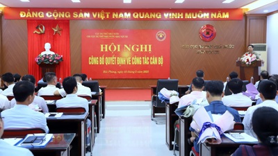 Tăng cường giáo dục chính trị, tư tưởng cho cán bộ, đảng viên