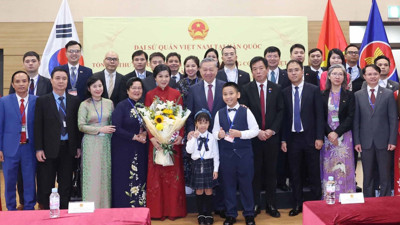 Tổng Bí thư Tô Lâm thăm Đại sứ quán và gặp gỡ cộng đồng người Việt Nam tại Hàn Quốc