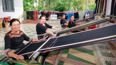 Phụ nữ dân tộc thiểu số “vươn mình - phát triển sinh kế bền vững”
