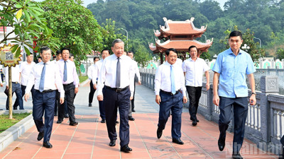 Chùm ảnh: Tổng Bí thư Tô Lâm dâng hương tưởng niệm Chủ tịch Hồ Chí Minh và các vị tiền bối cách mạng