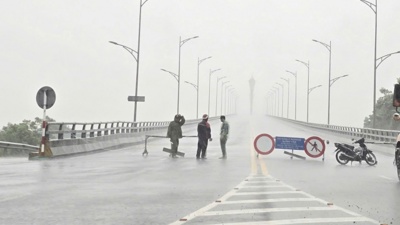 Cấm phương tiện đi vào vùng tâm bão số 5 từ Thanh Hóa đến Quảng Trị