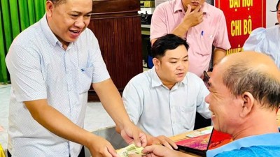 TP. Hồ Chí Minh: Người dân phấn khởi đến phường nhận quà mừng Quốc khánh 