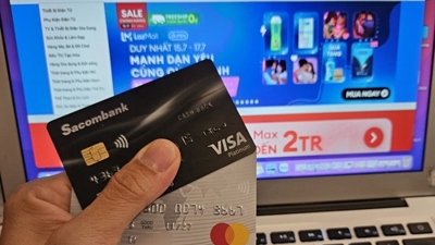 Dễ dãi mở thẻ tín dụng, khách hàng "lãnh đủ"