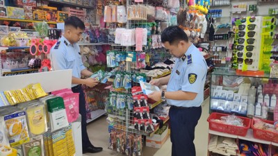 Nghệ An: Tịch thu dao cạo râu giả tại siêu thị Trung Vân