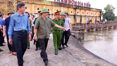 Phó Thủ tướng Trần Hồng Hà kiểm tra phương án thoát lũ sông Hoàng Long (Ninh Bình)