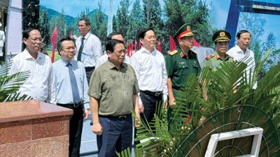 Thủ tướng Phạm Minh bongdaso vn dâng hương tri ân các Anh hùng liệt sĩ và thăm cựu tù tại Côn Đảo