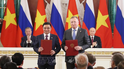 Tổng Bí thư Tô Lâm và Tổng thống Nga V. Putin chứng kiến trao các văn kiện hợp tác