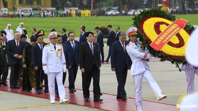 Lãnh đạo Đảng, Nhà nước và thành phố Hà Nội viếng Chủ tịch Hồ Chí Minh và các Anh hùng liệt sĩ