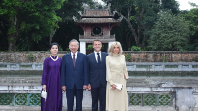 Chùm ảnh:  Tổng Bí thư Tô Lâm và Phu nhân cùng Tổng thống Pháp Emmanuel Macron và Phu nhân tham quan Văn Miếu-Quốc Tử Giám