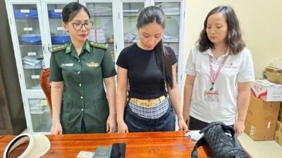 Bắt người phụ nữ quấn 4 kg vàng quanh bụng mang qua biên giới