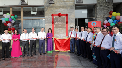 Gắn biển Công trình Giảng đường Học viện Tài chính chào mừng Kỷ niệm 80 năm Ngày Truyền thống ngành Tài chính Việt Nam
