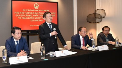 Phó Thủ tướng Hồ Đức Phớc gặp gỡ cán bộ, nhân viên Đại sứ quán và cộng đồng người Việt tại Tây Ban Nha