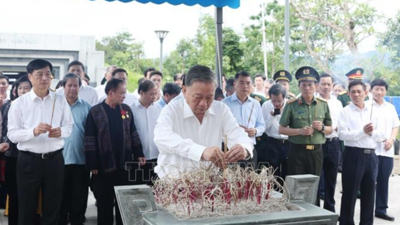 Tổng Bí thư Tô Lâm dâng hương tưởng niệm các Anh hùng, Liệt sĩ tại Điện Biên