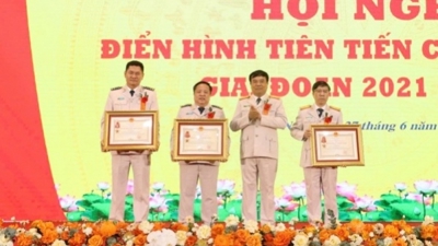 Nhiều tập thể, cá nhân ngành Hải quan bền bỉ phấn đấu hoàn thành xuất sắc nhiệm vụ