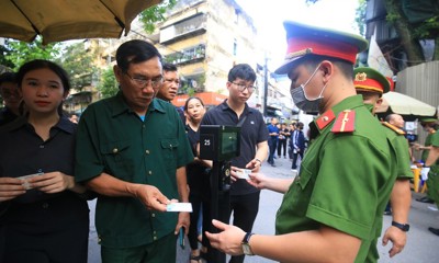 Hình ảnh người dân Hà Nội xếp hàng cả cây số để vào viếng Tổng Bí thư Nguyễn Phú Trọng