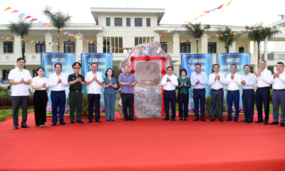 Bộ trưởng Nguyễn Văn Thắng gắn biển Công trình chào mừng 80 năm ngày Truyền thống ngành Tài chính