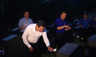 VIDEO: Đoàn cán bộ, thanh niên Bộ Tài chính dâng hương, thắp nến tri ân các anh hùng liệt sỹ