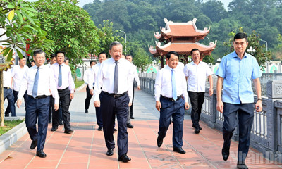 Chùm ảnh: Tổng Bí thư Tô Lâm dâng hương tưởng niệm Chủ tịch Hồ Chí Minh và các vị tiền bối cách mạng