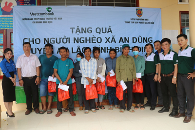 Vietcombank Bình Định tặng quà cho hộ nghèo miền núi