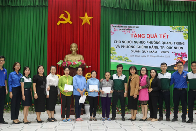 Vietcombank Bình Định thăm Mẹ Việt Nam anh hùng và tặng quà hộ nghèo