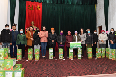Vietcombank Trụ sở chính tặng 500 kg gạo cho đồng bào khó khăn tại TP. Hà Nội