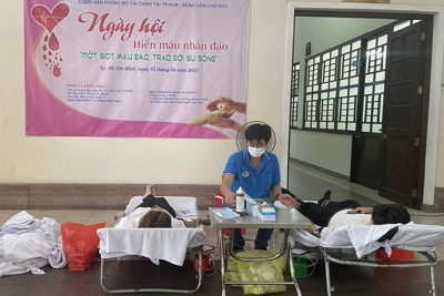Gần 100 cán bộ Văn phòng đại diện Bộ Tài chính tại TP. Hồ Chí Minh tham gia hiến máu
