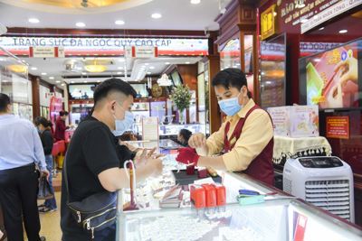 Giá vàng SJC ổn định, bất chấp vàng thế giới chịu áp lực giảm giá