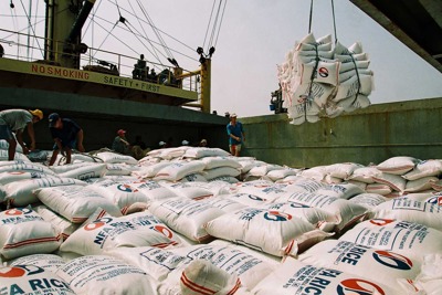 Giá gạo xuất khẩu của Việt Nam giữ “ngôi vương” trên thị trường quốc tế