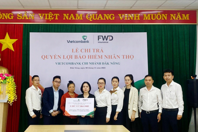 Vietcombank Đăk Nông cùng FWD chi trả hơn 2 tỷ đồng cho khách hàng