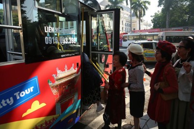 Khách du lịch hào hứng tham gia trải nghiệm City Tour 'Thăng Long thắng cảnh'