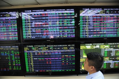 VN-Index “vượt khó”, nỗ lực giữ được sắc xanh