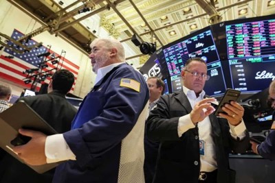 S&P 500 tăng 8 tuần liền, giá dầu tiếp đà giảm nhẹ