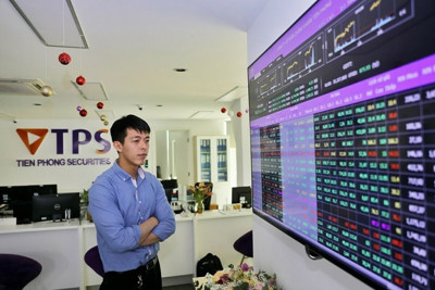 Khó khăn vĩ mô giảm dần, TPS dự báo năm 2024 VN-Index dao động quanh 1.387 điểm