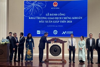 Đánh cồng khai trương giao dịch chứng khoán đầu năm 2024
