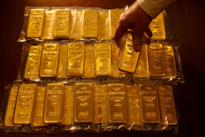 Hạ mạnh, giá vàng thế giới mất mốc 2.300 USD/ounce