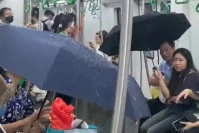 Hà Nội Metro lý giải sự cố hy hữu khách đi tàu phải che ô