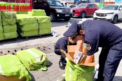VIDEO: Hải quan bắt giữ 84.000 bao thuốc lá lậu giấu trong bồn thép, trị giá hơn 2,5 tỷ đồng