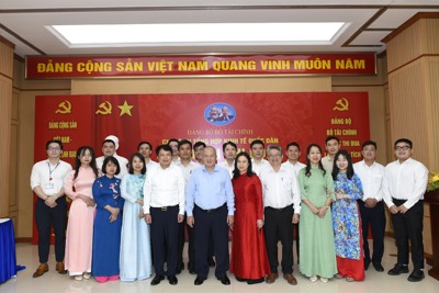 Phát huy tính chủ động, sáng tạo trong tham mưu xây dựng chiến lược phát triển kinh tế Phát huy tính chủ động, sáng tạo trong tham mưu xây dựng chiến lược phát triển kinh tế