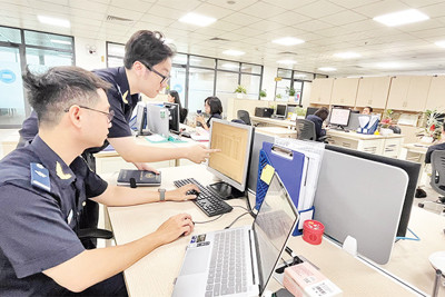 Phấn đấu cắt giảm ít nhất 30% thời gian xử lý thủ tục hành chính trong lĩnh vực hải quan Phấn đấu cắt giảm ít nhất 30% thời gian xử lý thủ tục hành chính trong lĩnh vực hải quan