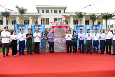 Chùm ảnh: Bộ trưởng Nguyễn Văn Thắng gắn biển Công trình chào mừng 80 năm ngày Truyền thống ngành Tài chính Chùm ảnh: Bộ trưởng Nguyễn Văn Thắng gắn biển Công trình chào mừng 80 năm ngày Truyền thống ngành Tài chính