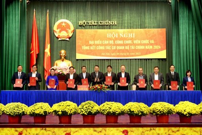 Đẩy mạnh các phong trào thi đua, phấn đấu thực hiện thắng lợi các nhiệm vụ được giao Đẩy mạnh các phong trào thi đua, phấn đấu thực hiện thắng lợi các nhiệm vụ được giao