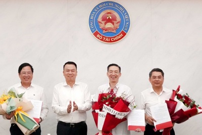 Bộ Tài chính công bố và trao 3 quyết định điều động, bổ nhiệm nhân sự Bộ Tài chính công bố và trao 3 quyết định điều động, bổ nhiệm nhân sự