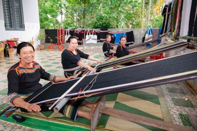 Phụ nữ dân tộc thiểu số “vươn mình - phát triển sinh kế bền vững” Phụ nữ dân tộc thiểu số “vươn mình - phát triển sinh kế bền vững”